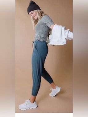 Albion Fit Jetsetter Jogger scrubs large gray